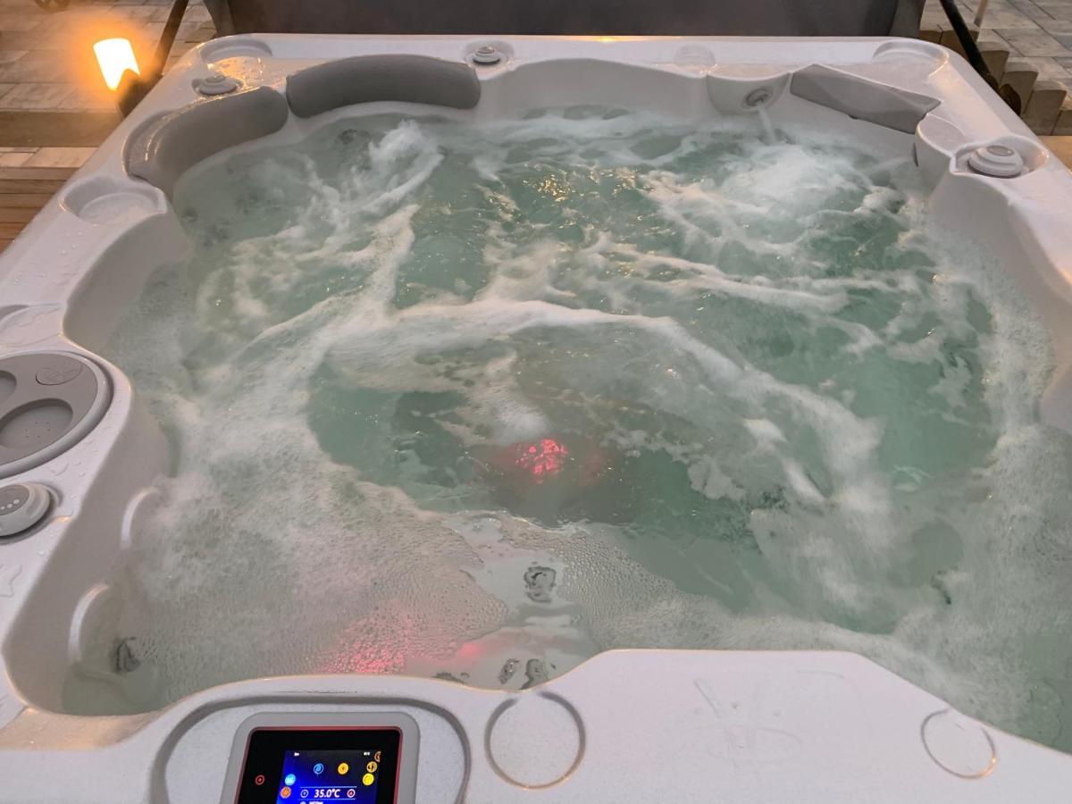 Chez La Rose Luxueuse Cottage Avec Jacuzzi Rouvres-la-Chétive Esterno foto