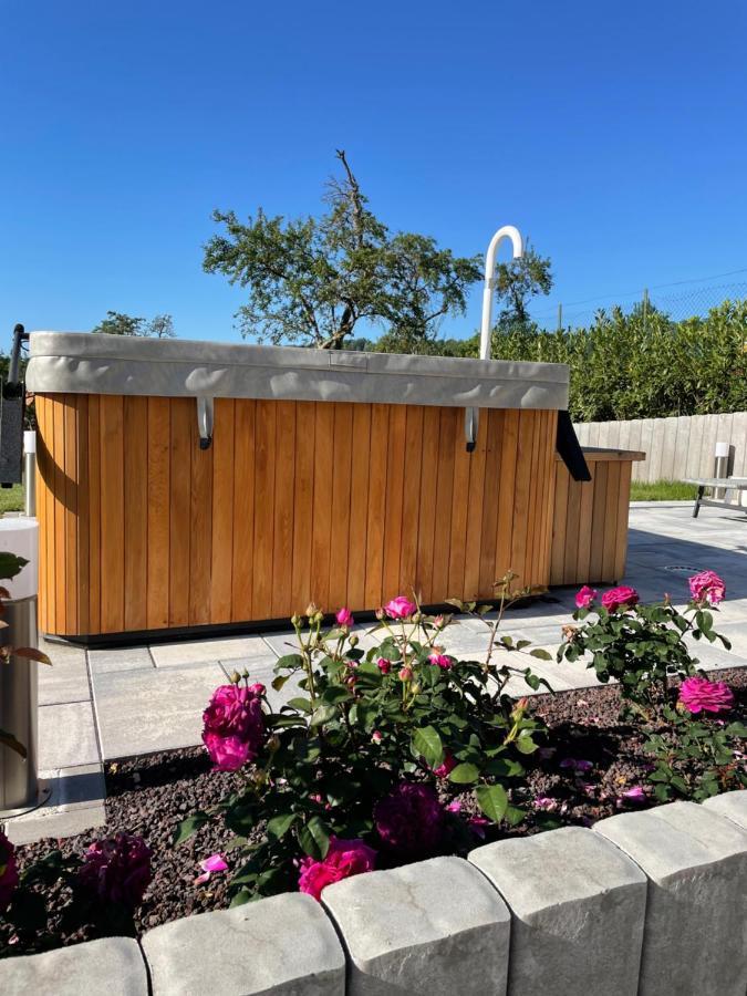 Chez La Rose Luxueuse Cottage Avec Jacuzzi Rouvres-la-Chétive Esterno foto
